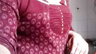 Dirty Desi housewife hikes up her dress and pees for live XXX show