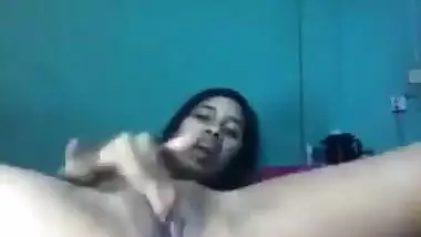 Desi babe excellently works on XXX pussy masturbating it in bed