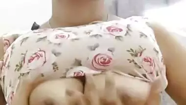 Indian hottie Haseena Khan nude fingering on live call