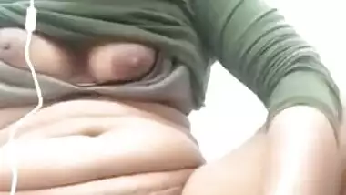 Desi whore sticks cucumber into her hairy twat for webcam XXX show