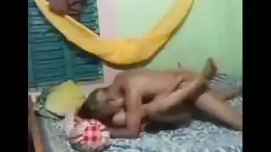 Uncle fucking lonely wife after licking pussy viral MMS