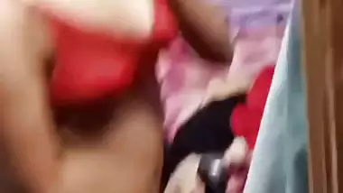 Super Indian maal playing with her nipple viral MMS