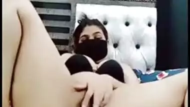 Desi whore poses nude for custom made XXX clip for kinky client