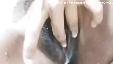 Bhabhi Ki Nahate Hue Chut Me Ungli Kar Rhi Thi Full Hd Video