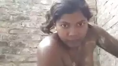 Desi village bhabhi poses nude for XXX video when taking a shower