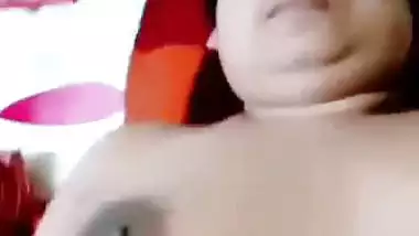 Man drills a chubby woman’s pussy in a village sex video