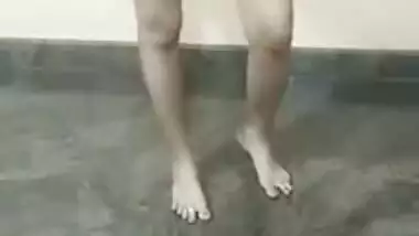 Desi whore exposes her nude body and plays with smooth XXX pussy