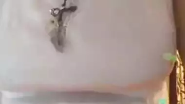 Hot desi indian bhabi shaking her sexi ass &boobs on bigo live...1