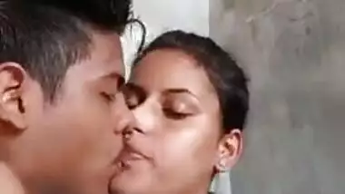 Indian whore gives sexual joy to boy just allowing him to kiss lips