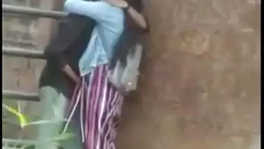 Outdoor Desi mms clip of Indian lovers caught making out by the wall