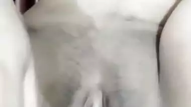 Brunette Indian XXX whore fucks herself MMS style for Desi watchers