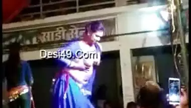Indian dancer caught flashing tits outdoor for lovers in Desi mms video