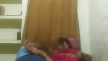 Man offers the nerdy Indian aunty to film XXX video and she agrees