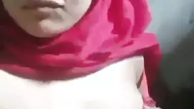 Hijab girl opens bra and round boobs show on cam
