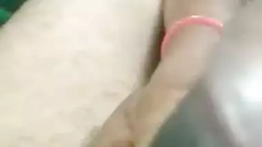 Mature Desi XXX aunty oiling her husband’s dick before sex MMS