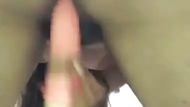 Indian nude MMS of a milf fucking her pussy with a dildo