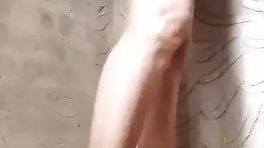 Desi nude lady baths and shoots her MMS