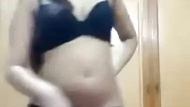 Cute Desi XXX babe takes off her sexy lingerie and shows her sexy body