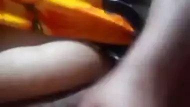Indian aunty tries not to show face not to be recognized in XXX video