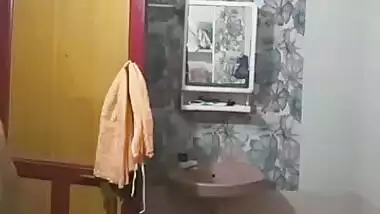 Tenant films voyeur porn video and the Desi landlady doesn't know it