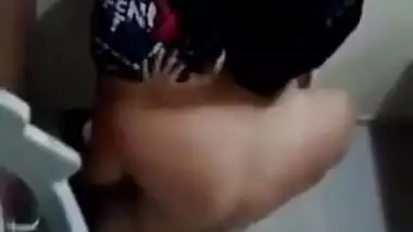 Brunette Indian girl indulges guy with good XXX cock-riding on the bowl