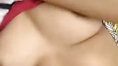 Desi girl is sexy and she knows it so exposing boobs is easy