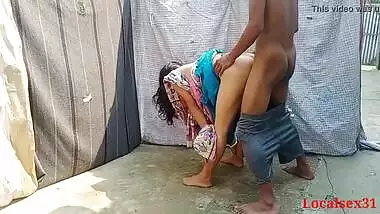 Bengali cougar in pink saree enjoys outdoor XXX sex with Desi man