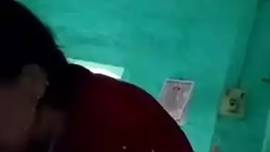 Desi MILF is happy and satisfied in XXX way in dark homemade video