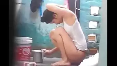 Amateur girl lets he lover watch as she takes a bath outdoors