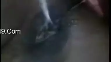 Desi babe shows her hairy twat while XXX squirting for the camera