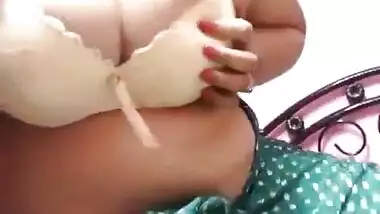 Horny desi bhabhi showing boobs on live in Green saree with Clear audio n moaning