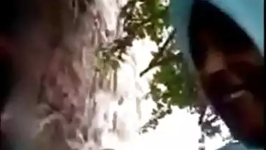 Skinny Indian gal caught riding lover's dick outdoor in Desi mms clip