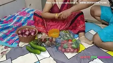 Xxx Bhojpuri Bhabhi, While Selling Vegetables, Showing Off Her Fat Nipples, Got Chuckled By The Customer!