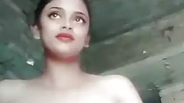 Nude MMS of a sexy desi girl fingering her pussy