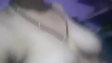 Desi bhabi fingering pussy