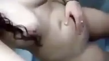 XXX show of a Desi model who exposes her sweet boobs and snatch