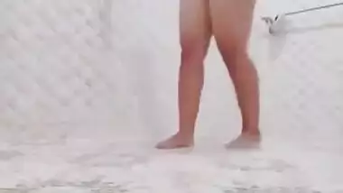 Cute aunty bathing full nude in bathroom has got her showcasing nudity well