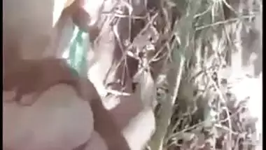 Local guy caught on Desi mms video of village lovers caught fucking outdoor