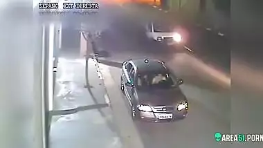 Risky and quick Indian sex on road in the center Mumbai, caught on cam