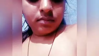 Sexy Bengali hottie Rajni showing her pussy juice