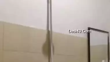 Pretty Desi call-girl takes a XXX bath online posing in a sexy way