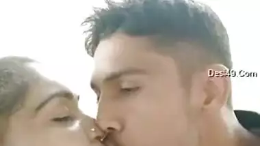 Desi slut loves the way macho man shoves tongue in her XXX mouth