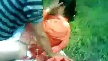 Village ke khet mai kisaan se labor ke bibi ki chut chudai