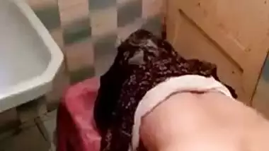 Mature auntie in hijab hikes up dress to have Desi XXX cunt drilled