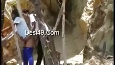 Horny lovers caught having quickie in doggy outdoor in Desi mms video