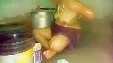 Indian Aunty Bathing In Petticoat xxx desi sex videos at Negozioporno.com