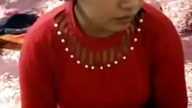 Dude coaxes his cute Desi girlfriend to pose naked for XXX camera