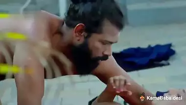 Guy bangs a busty Bhabhi on the terrace in an Indian xxx video