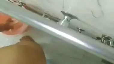 Desi wife nude bathing in bathroom recording by spy cam