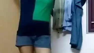 Adore watching this Tamil girl’s nude bald pussy and cum on seeing it!